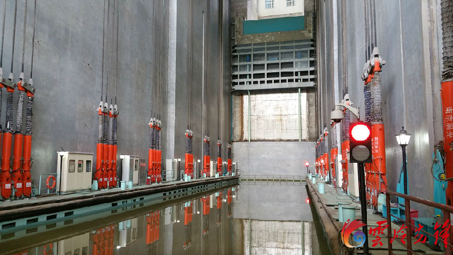 景洪水电站升船机像是一个巨型的船舶"电梯,仅仅通过40多分钟