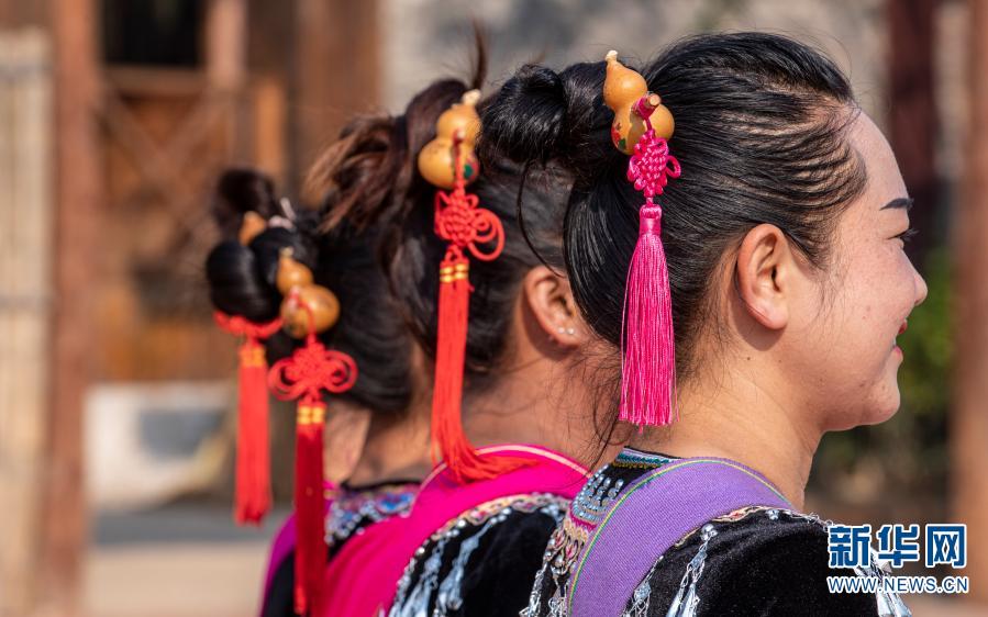 “摆舞队”队员们头上插着带有拉祜族图腾葫芦的头饰（3月4日摄）。新华社记者 江文耀 摄