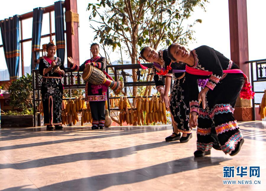 罗娜算（左一）、郭玉兰（右二）与“摆舞队”队员们在村里排练舞蹈，此时的舞姿展现的是春天插秧时的场景（3月4日摄）。新华社记者 江文耀 摄