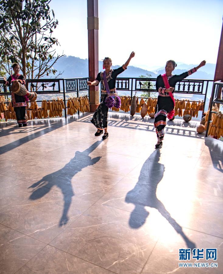 近年来，云南省普洱市澜沧拉祜族自治县东回镇班利村积极打造“拉祜摆舞之乡”的品牌，成立演艺公司，向游客推介拉祜族传统文化和艺术。其中“90后”拉祜族姑娘罗娜算、郭玉兰所在的“摆舞队”在当地颇有名气。她们跳的“摆舞”是拉祜族代表性的民间舞蹈之一，分为“生产生活舞”和“礼仪舞”，包含许多拉祜族社会生活的生动场景。图为郭玉兰（中）与“摆舞队”队员们在村里排练舞蹈（3月4日摄）。新华社记者 江文耀 摄