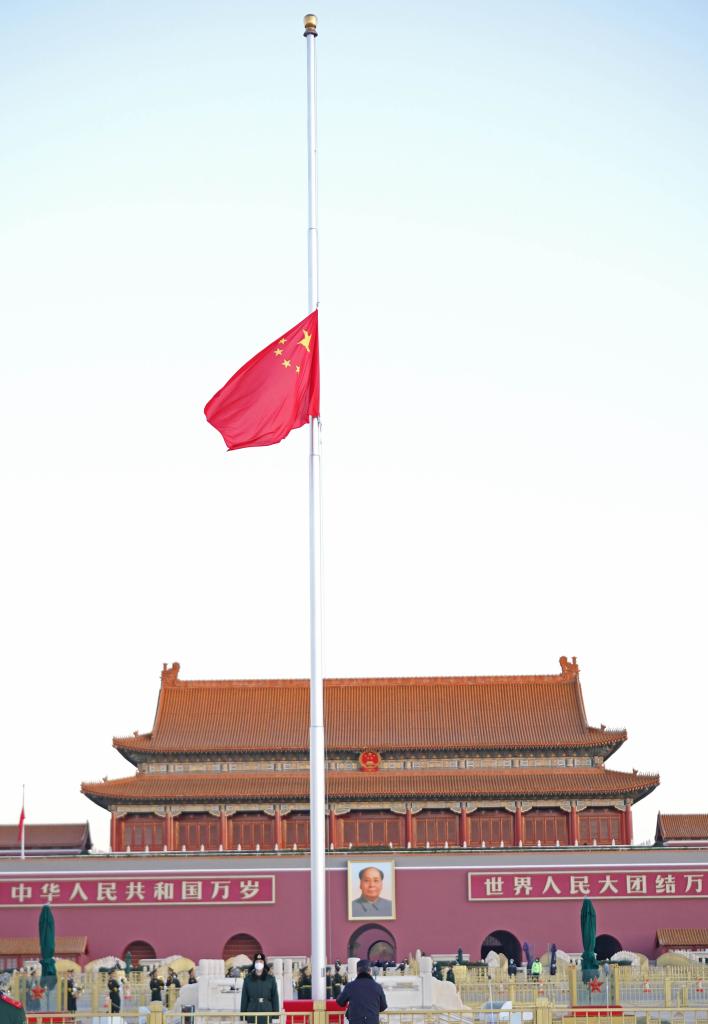 12月1日，北京天安门下半旗志哀，悼念江泽民同志逝世。新华社记者 才扬 摄