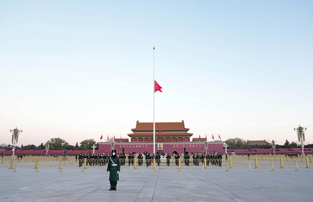 12月1日，北京天安门下半旗志哀，悼念江泽民同志逝世。新华社记者 才扬 摄