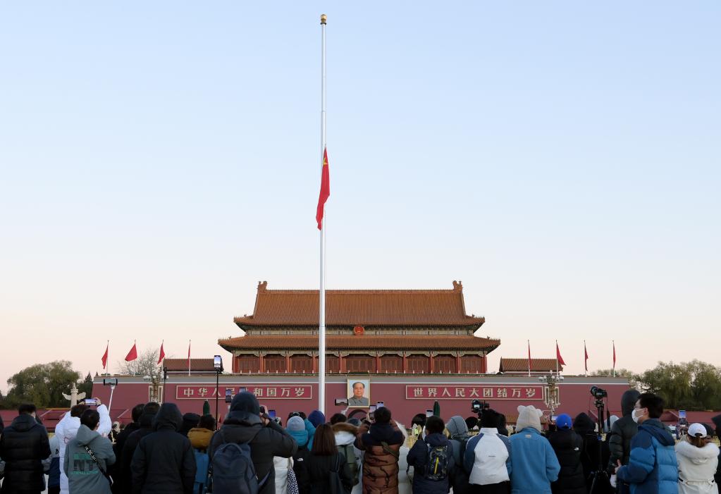 12月1日，北京天安门下半旗志哀，悼念江泽民同志逝世。新华社记者 李贺 摄