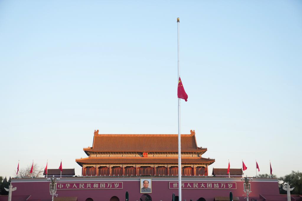12月1日，北京天安门下半旗志哀，悼念江泽民同志逝世。新华社记者 鞠焕宗 摄